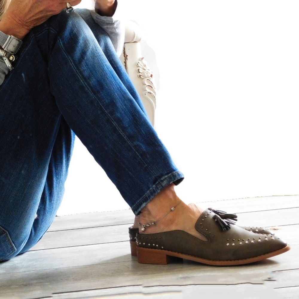 *2 LEFT* SZ 5.5 & 6- GRAY LTHR TASSEL STUD SLIP ON - Picture 2 of 8